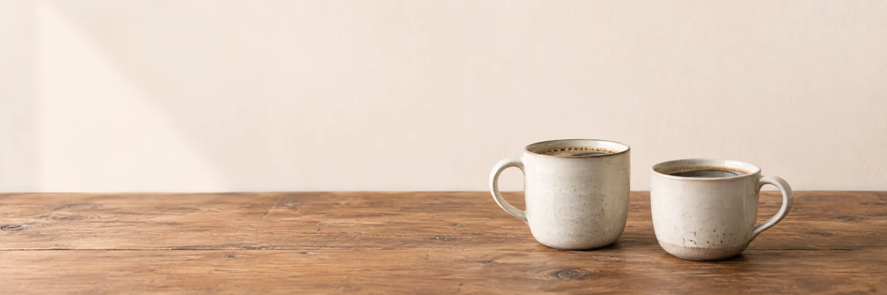 Zwei Tassen Kaffee auf einem Holztisch